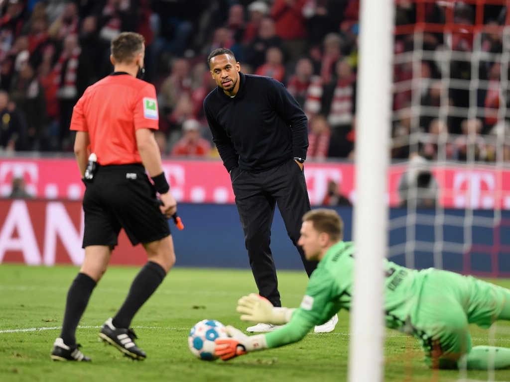 虽败犹荣还是强敌难克?诺伊尔生涯首红让孔帕尼陷入困境 虽败犹荣还是强敌难克?诺伊尔生涯首红让孔帕尼陷入困境